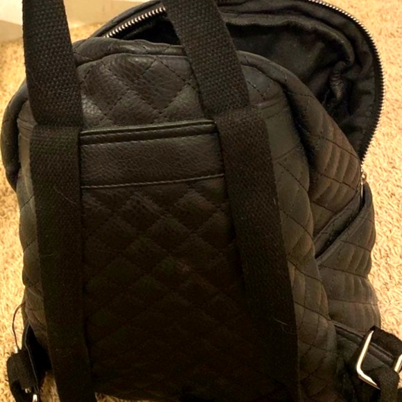 ♠️ NWOT Awesome Black Faux Leather Quilted Diamond Stitch Zip Closure Backpack - Picture 7 of 12